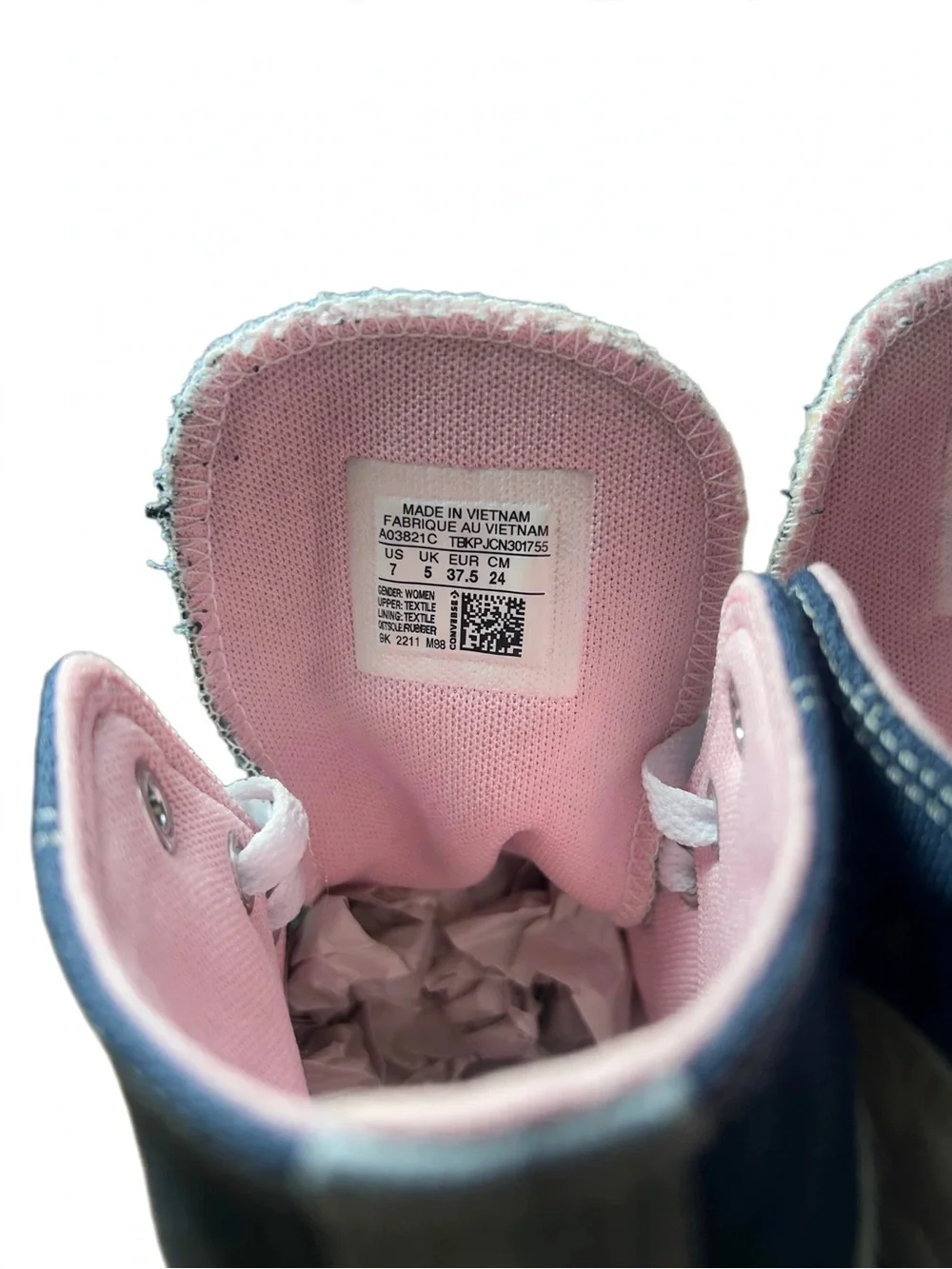 Classic High-Top Converse all stars Sneakers in Navy with Pink Lining
